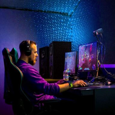 This USB Laser Star Projector Lights Up Your Walls With Dazzling Stars