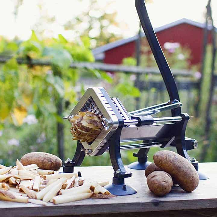 French-Fry-Cutter cutting potato fries